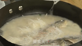 银丝鲫鱼汤的做法步骤：5
