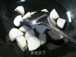 油豆腐烧大头菜的做法步骤：2