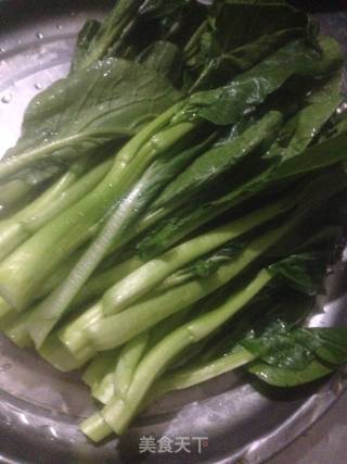 白灼菜心的做法步骤：1