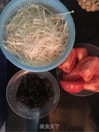 金针西红柿汤的做法步骤：1