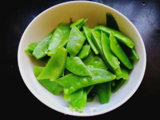荷兰豆炒腊肠的做法步骤：2
