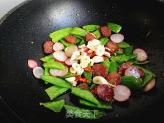 荷兰豆炒腊肠的做法步骤：11