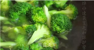 潮音潮人：蚝油西兰花的做法步骤：2