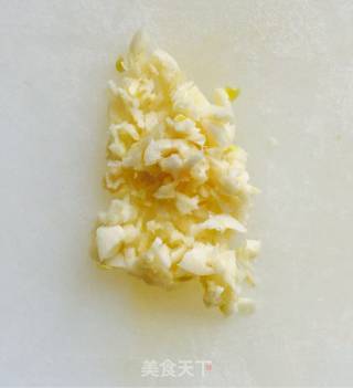 蒜蓉蚝油炒双耳的做法步骤：2