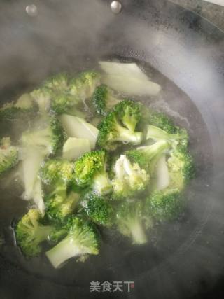 快手菜炒西兰花的做法步骤：1