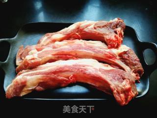 烤箱美食：椒烤羊排的做法步骤：1