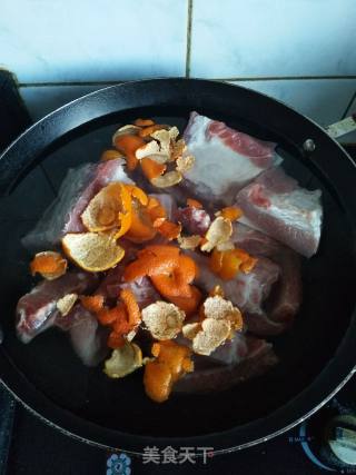 最完美的排骨豆角焖卷子的做法步骤：2