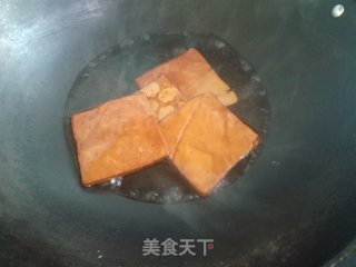 豆腐干拌核桃丁的做法步骤：1