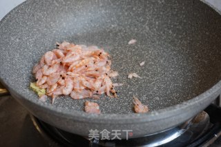 三色炒磷虾的做法步骤：2