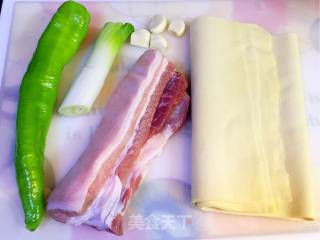 五花肉炒尖椒干豆腐的做法步骤：1