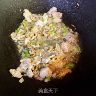 五花肉炒尖椒干豆腐的做法步骤：5