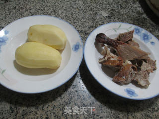 鸭骨土豆汤的做法步骤：1