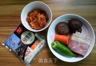辣白菜炒乌冬面的做法步骤：1