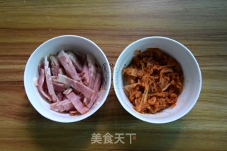 辣白菜炒乌冬面的做法步骤：2