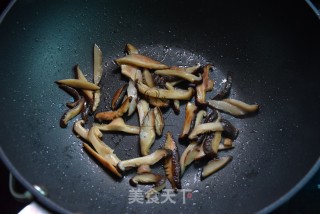 辣白菜炒乌冬面的做法步骤：6