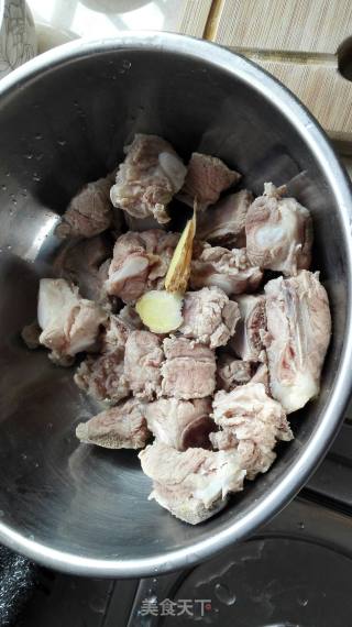 土豆烧排骨的做法步骤：1
