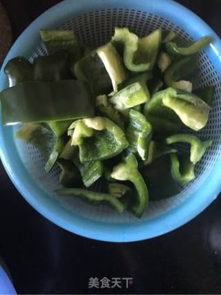 糖醋虎皮青椒的做法步骤：1