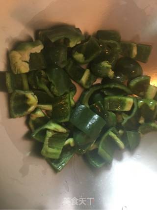糖醋虎皮青椒的做法步骤：2