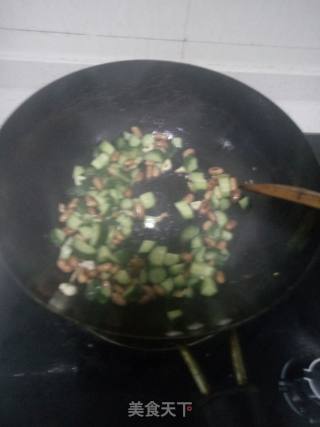 酸甜黄瓜炒花生的做法步骤：5