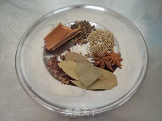 卤猪蹄的做法步骤：3