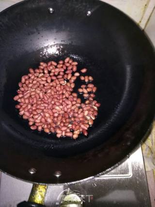 糖醋花生的做法步骤：1