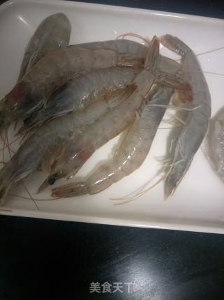 鲜虾肉馅百财饺子的做法步骤：1
