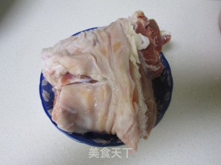 卤猪蹄的做法步骤：1