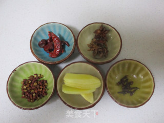卤猪蹄的做法步骤：3