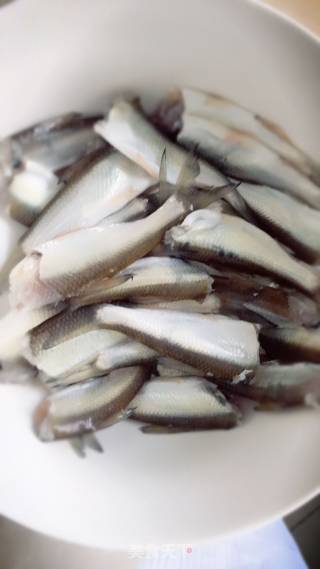 油炸小黄鱼的做法步骤：1