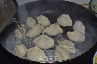 水煎饺的做法步骤：7