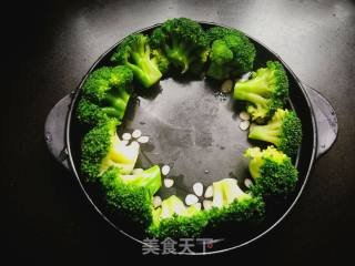 西兰花拌木耳的做法步骤：3