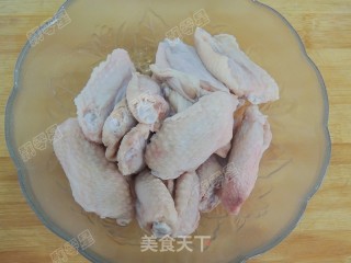 烤箱美食——香草新奥尔良烤翅的做法步骤：1