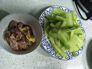 黄瓜炒肉的做法步骤：1