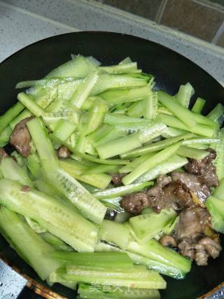 黄瓜炒肉的做法步骤：3