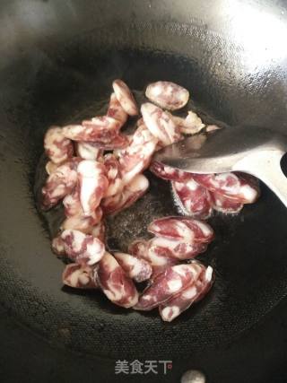 大蒜炒香肠的做法步骤：3