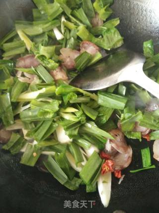 大蒜炒香肠的做法步骤：4