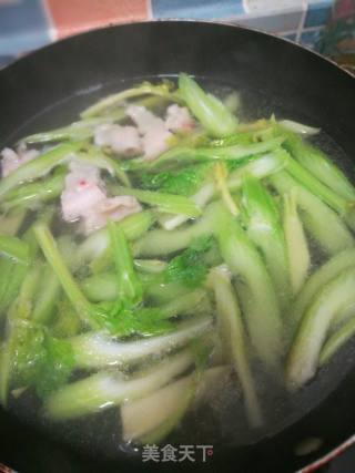 白汆西芹的做法步骤：2