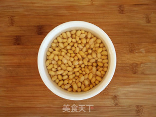 牛肉烧黄豆胡萝卜的做法步骤：1