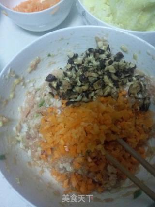 猪肉三鲜玉米饺的做法步骤：4