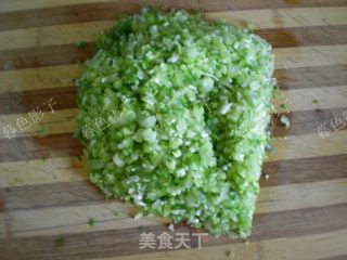 芹菜猪肉大馅水饺的做法步骤：2