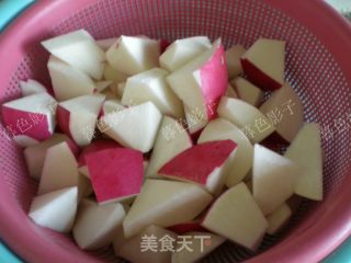 炖萝卜牛骨汤的做法步骤：2