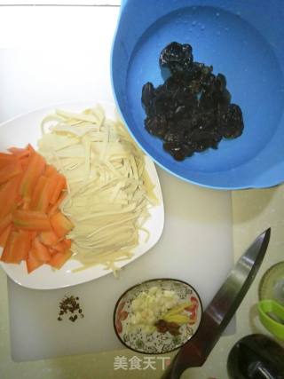 炖干豆腐的做法步骤：1