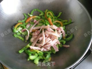 培根炒青椒的做法步骤：7