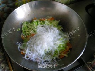 白菜胡萝卜炒粉丝的做法步骤：8