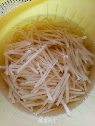 酸辣土豆丝的做法步骤：1