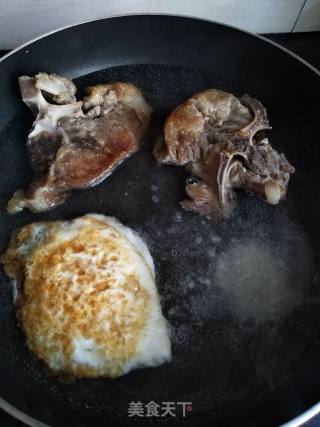 大排鸡蛋面的做法步骤：3