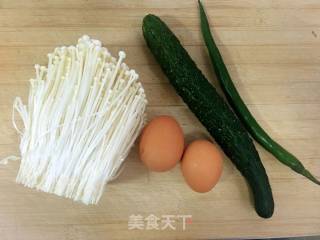 黄瓜金针菇炒蛋的做法步骤：1