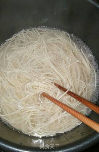 鱼丸蘑菇碗面的做法步骤：3