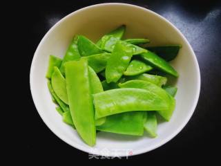 荷兰豆炒彩椒的做法步骤：2