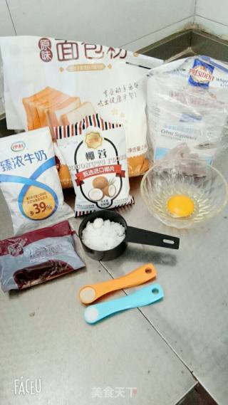 圣诞草莓面包的做法步骤：1
